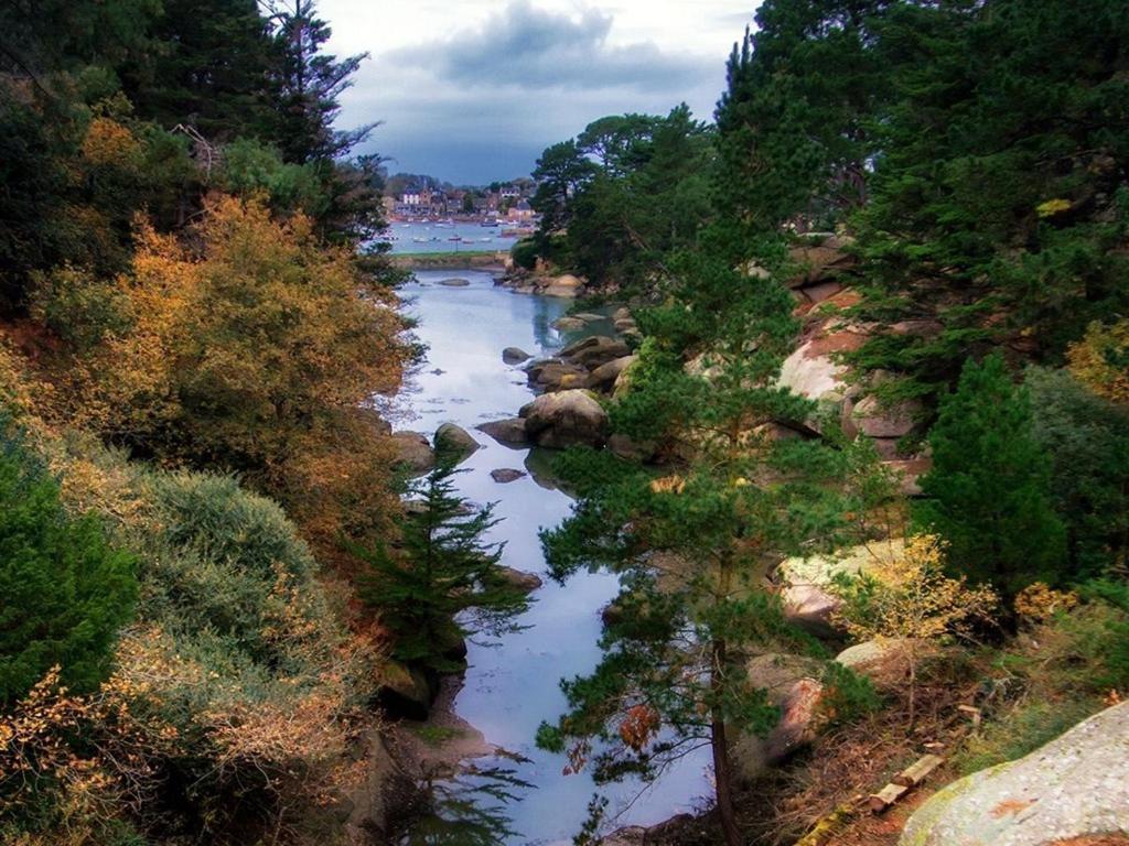 La Presqu' Ile Du Lenn Face A La Louannec
